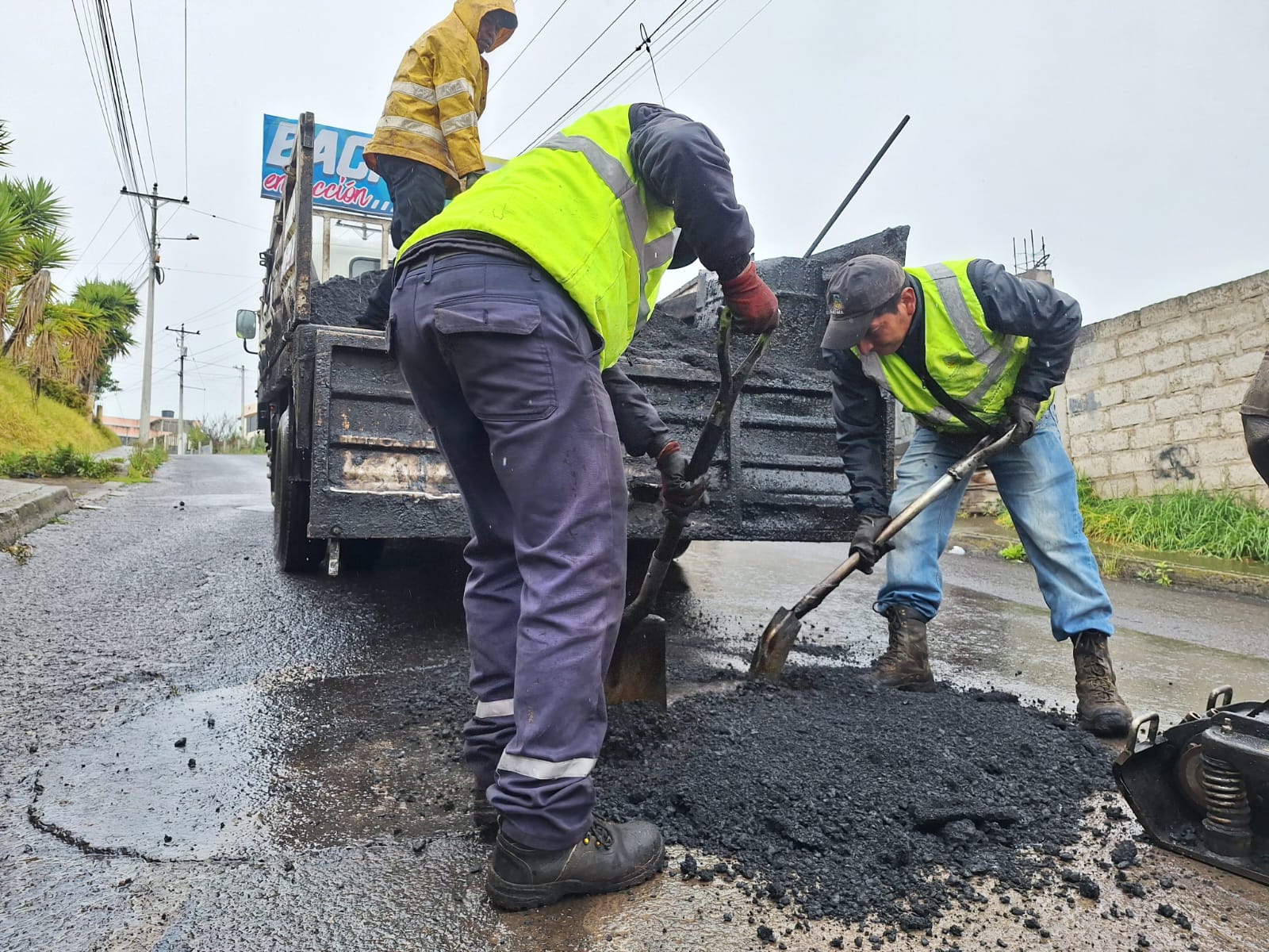 EL GADP PICAIHUA REALIZA TRABAJOS DE BACHEO EN EL CENTRO PARROQUIAL DE AMBATO